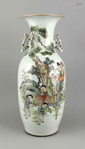 Chinese floor vase, 20th century, polychrome group of figures in front of l