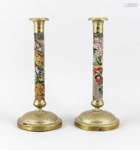 2 Leuchter mit orientalisch anmutenden Ornamenten auf dem messinggefassten