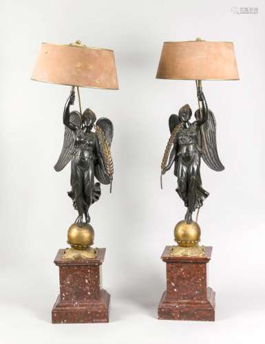 Paar Empire-Figuren als Lampen, 19. Jh., große Engelplastiken aus dunkel pa
