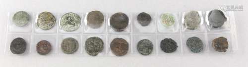 18 Römische Münzen in Schutzhülle, D. 15 - 24 mm