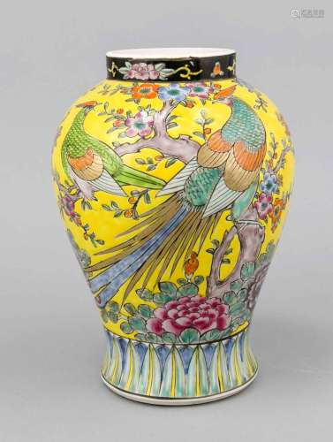 Yellow-ground Famille-Rose vase with black neck, China, 19./20. Century, on