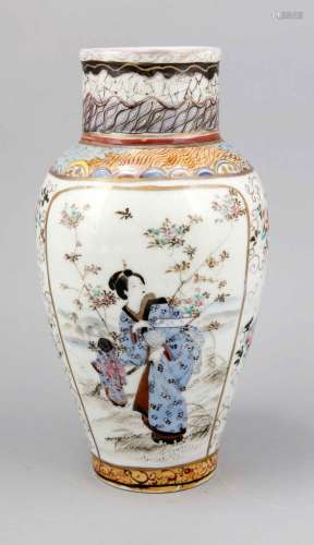 Vase, Japan (Kutani?), 1st quarter of the 20th century, two large, diametri