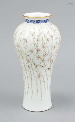 Vase mit sehr feinem, mehrfarbigen Magnoliendekor, China, Hals mit Mäander