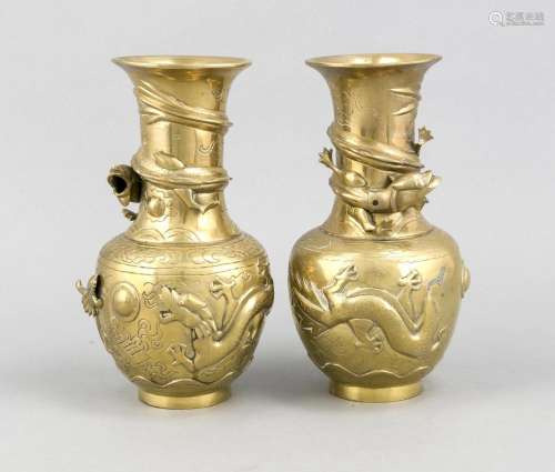 Paar Vasen, China nach 1945, Messingguss, auf dem Bauch des Korpus zwei aff