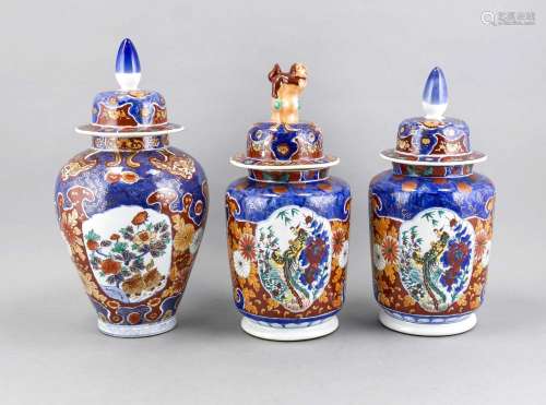 Three Imari lidded vases, China, 20th cent., Cartridges with phoenixes, flo