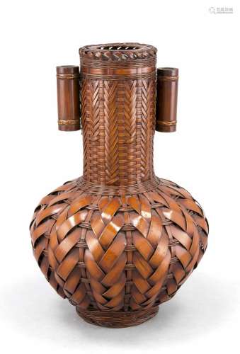 Vase with wickerwork, bulbous form, on the side of the neck Device for a ca