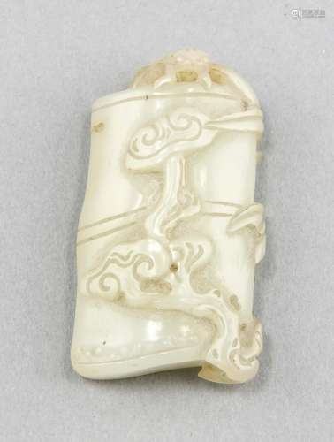 Jade flatterer with cloud band, tendril and beetle, China, 19./20. Century,