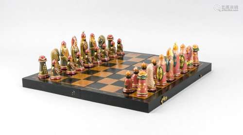 A Russian chess set, Mid-20th century, polychromed, king h. 10 cm, pawn h.