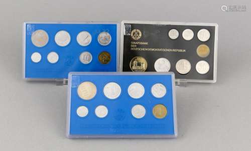 24 Münzen DDR, 3 Jahresausgaben zu je 8 Münzen, 1979, 1980 und 1985, in Box