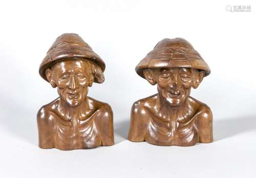 Zwei geschnitzte Figuren, Asien, 20. Jh., Bauer mit Hut, H. ca. 32 cm