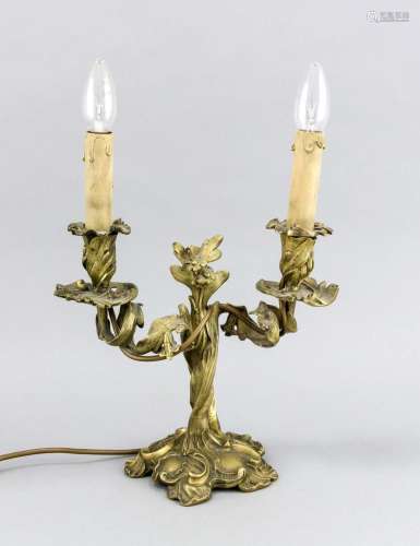 Tischlampe des 19. Jh., 2-flg., Leuchter nachträglich elektr., Bronze, vege