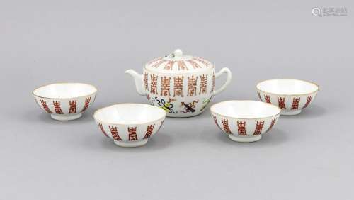 Teapot and four kummers, China, 20th cent., Decorated with scrolling charac
