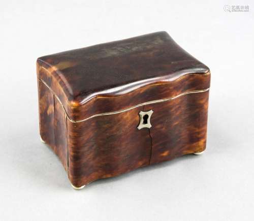 Tortoiseshell tea cask End of 19th century, curled wooden body on four pres