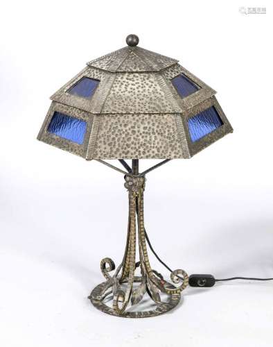 Tischlampe um 1930, elektr., 1-flg., Eisen, Blech und blaues Glas, sechsstr