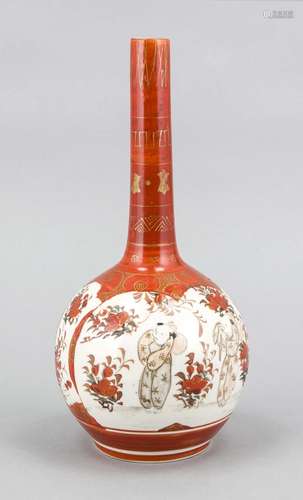 Vase, Japan, Kutani, um 1900, Flaschenform, bemalt mit Figuren zwischen Pfl