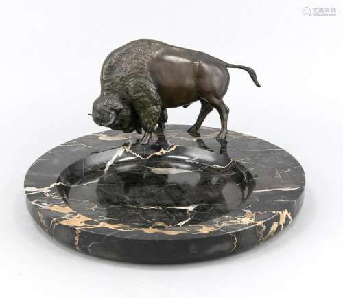 Schale mit Bison, Mitte 20. Jh., schwarzer, polierter Granit, Bronzebison,