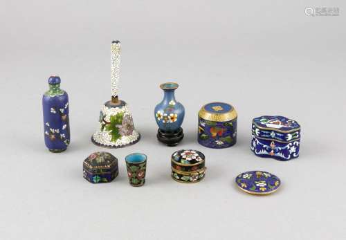 Convolute of 8 parts Cloisonné, including a table bell, a miniature vase on