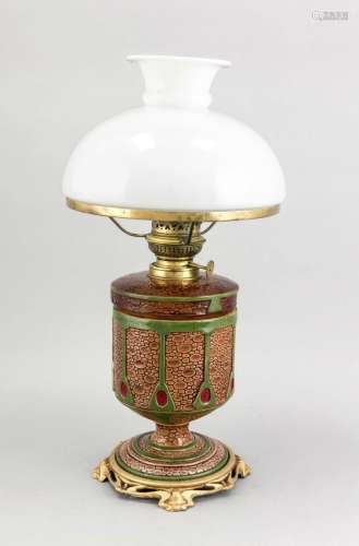 Jugendstil-Petroleumlampe um 1910, polychrom glasierter Keramikkorpus auf M