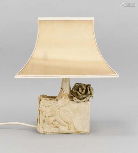Lampe, beige-brauner Keramikfuß mit Blattranke und Rosenblüte, rechteckiger