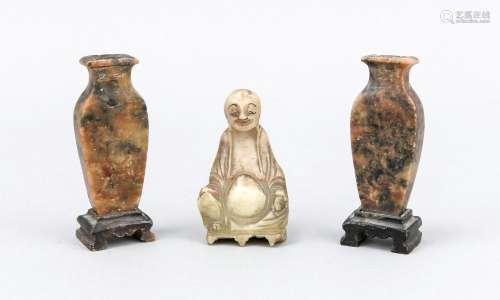 Convolute China, three-parted, seated monk / Buddha from Jadeite (h. 8 cm),
