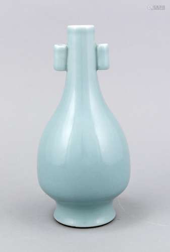 Celadon-colored bottle vase (arrow shape), China, probably 18th century, bl