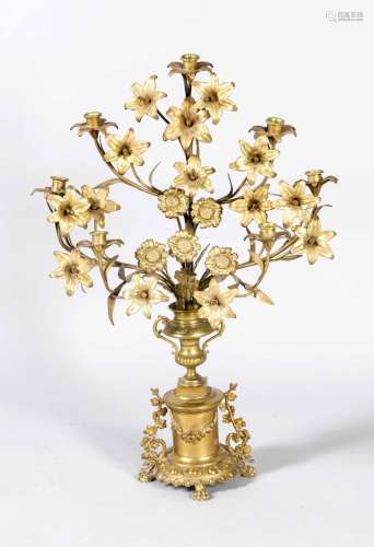 7-armiger Leuchter in Form eines Blumenstraußes in einer antikisierenden Va
