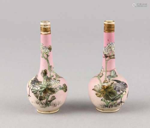 A pair of miniature vases, Japan/China, 20th cent., Bird and flower decorat