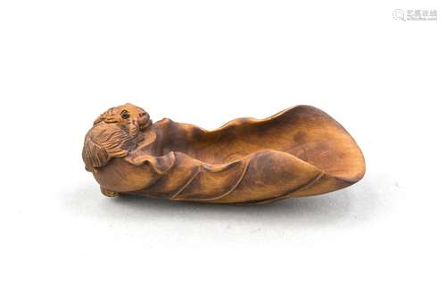 Tea Scoopers, Japan, light, light wood, carved, Serau sitting on a leaf (un