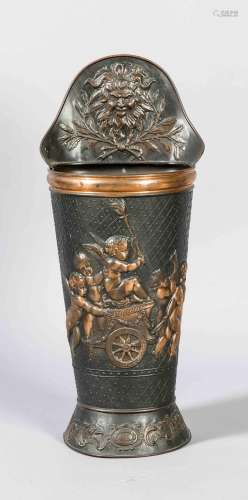 Schirmständer, um 1900, runde Form, Kupferblech mit geprägtem Puttorelief (