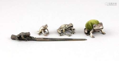 Convolute of 4 small sculptures and utensils in the form of frogs, silver a