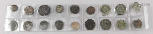 18 Römische Münzen in Schutzhülle, D. 11 - 21 mm