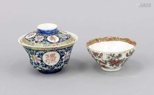Two sakeshops, China, 19th / 20th cent., Once with coasters, four white-gro