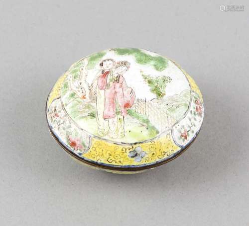 Small enamel lid box, China, around 1900, two women in a garden, cartouches