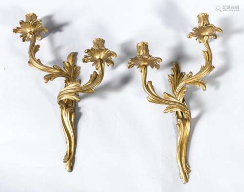 A pair of Louis XV style wall appliques, 20th cent., 2 fl., Gold-bronze bra