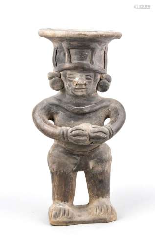 Altamerika, präkolumbianische Figur, Terrakotta, stehende Figur mit Ball, O