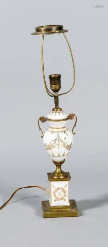 Tischlampe, um 1900, antikisierende Vase mit Goldstaffierung auf weißem Gru