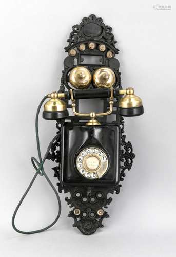 Altes Telefon um 1890, Metallgehäuse, Höhrer mit Holzgriff und Bakelitmusch