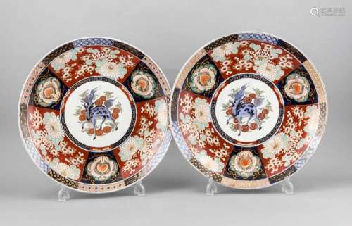 Pair of Imari plates, Japan, 1st century of the 20th century, in the center