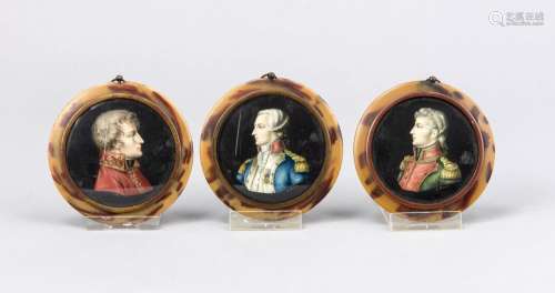 Drei Miniaturen in runden Schildpattrahmen 18. Jh., Adelige Herren, Glas mi