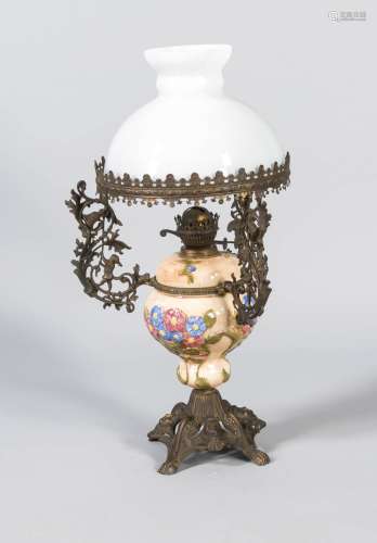 Große Tischpetroleumlampe der Gründerzeit, Ende 19. Jh., floral dekorierter