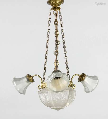 Deckenlampe um 1920, elektr., 4-flg., Gelbguss mit zentralem, floral relief