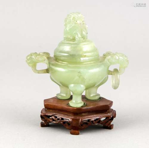 Small jade pot, China, 20th cent., With dragon as handle (one of the rings