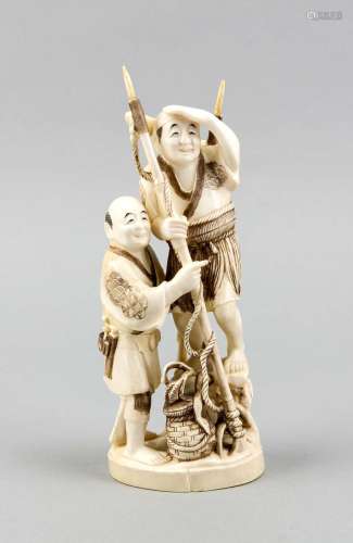 Okimono, Meiji period (1868 - 1912), ivory, two harpoon fishermen watching,