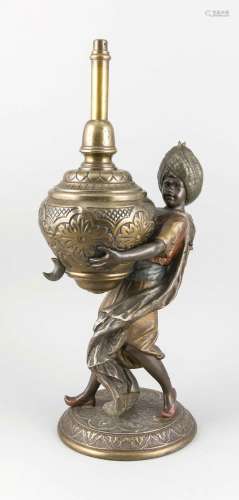 Figürliche Lampe um 1900, polychrom gefasster Metallguss, Araberjunge auf r