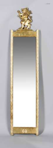 Hochrechteckiger Spiegel mit Löwe, um 1900, Rahmen mit Wellenornamenmt, gol