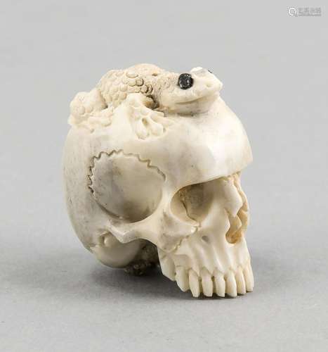 Kleine Beinschnitzerei, Totenkopf mit Kröte, Japan/China, H. 4 cm