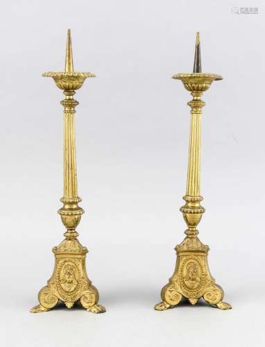 Zwei Altarleuchter, 19. Jh., Messing vergoldet, kannelierter Schaft mit Tra