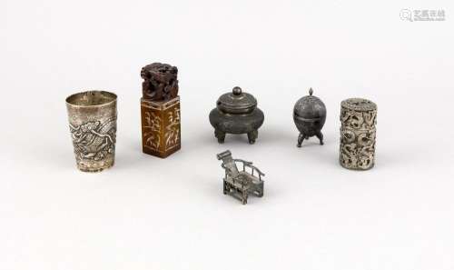 Konvolut von 6 Teilen China, um 1900, darunter kleiner, runder Metallbecher