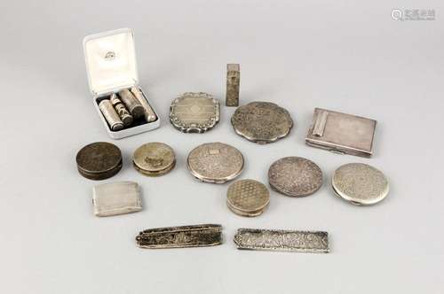 Compilation 18 makeup utensils and combs, 20th cent., silver various finene