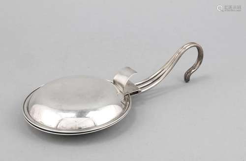 Round wafer dish, 20th cent., silver tested, vaulted bottom and lid, sidely